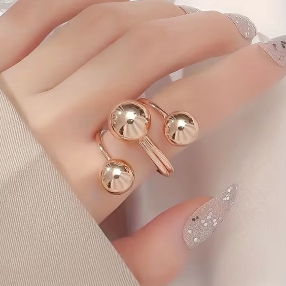 Jewelry - Elegant Gold asymmetrical Sphere Ring